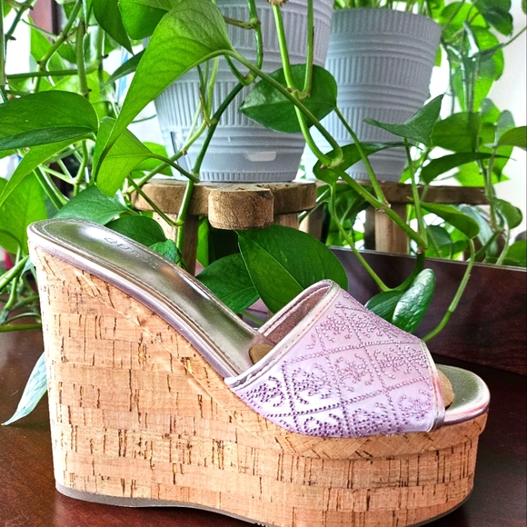 Guess Catiaee Round Toe Wedge Shoes - Picture 2 of 5